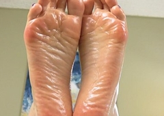 Bigfeet fetish trans pours oil forsake her toes