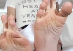 Amateur tranny flexing her big feet soles